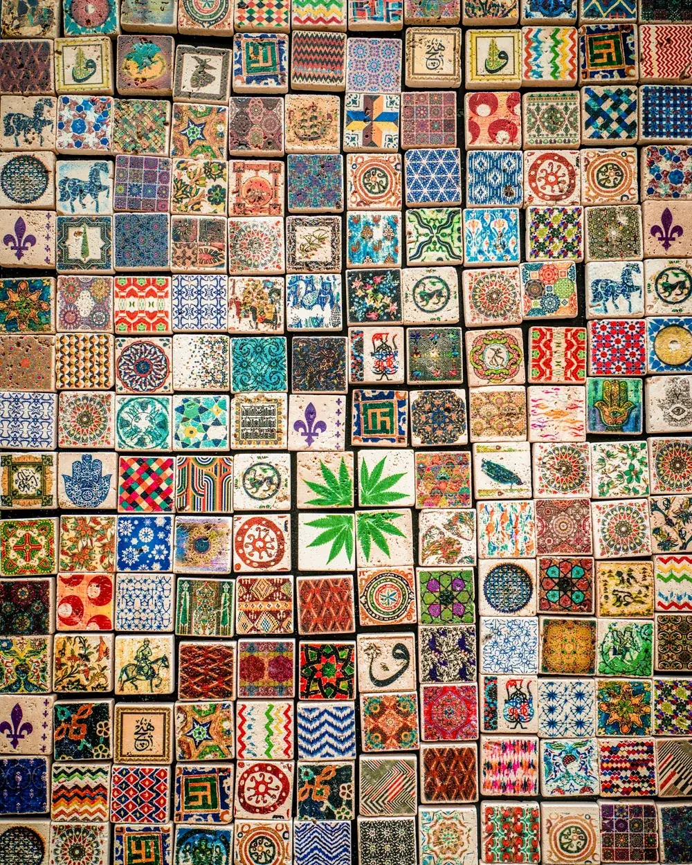 Superficie de mosaico formada por teselas de colores dispuestas en filas irregulares
